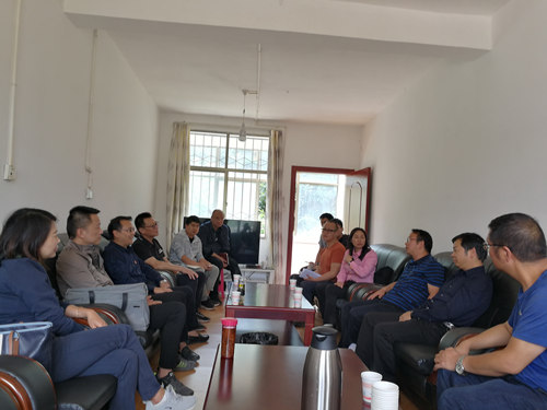 楊曉波一行到宣威市得祿鄉(xiāng)慰問(wèn)公司駐村扶貧干部