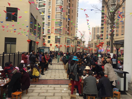 和順地產(chǎn)晉寧區(qū)安居家園舉辦首屆“花燈米線節(jié)長街宴”活動