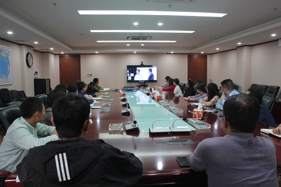 公司組織黨員干部職工收看《習(xí)近平關(guān)于“不忘初心、牢記使命”論述摘編》學(xué)習(xí)輔導(dǎo)“云嶺先鋒”夜校訪談節(jié)目