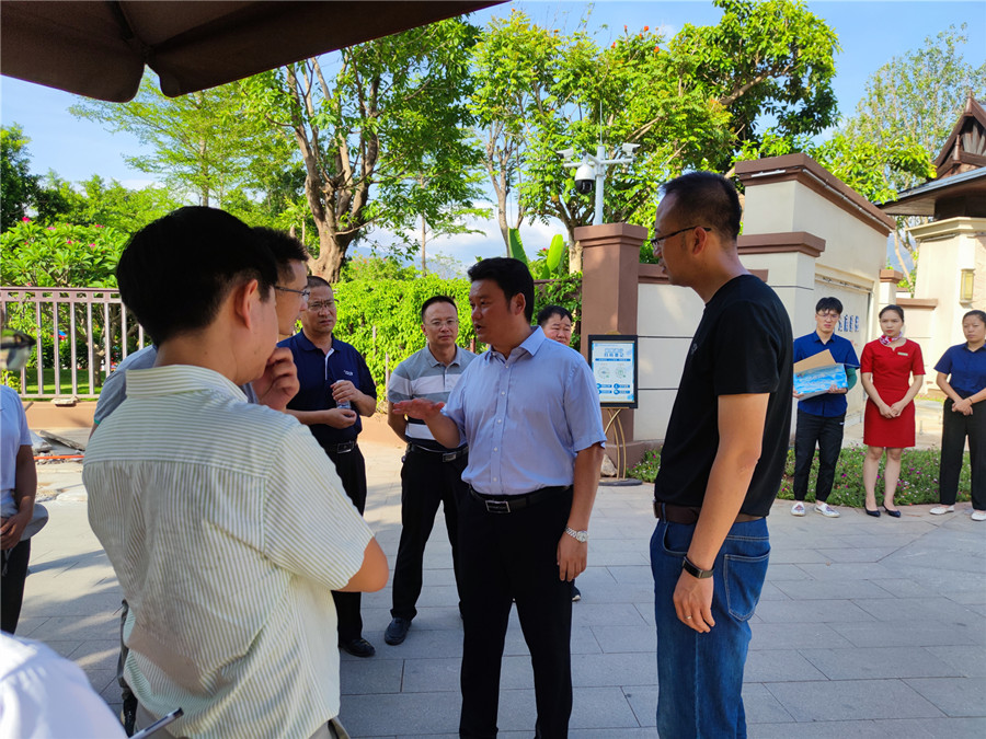 元江縣委書記瓦慶超調(diào)研果香四季項目