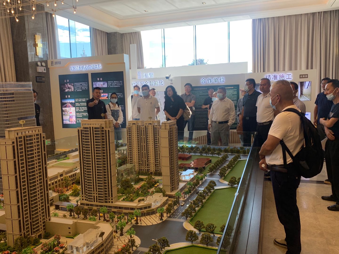 大理市各職能部門調(diào)研龍悅?cè)A府項目