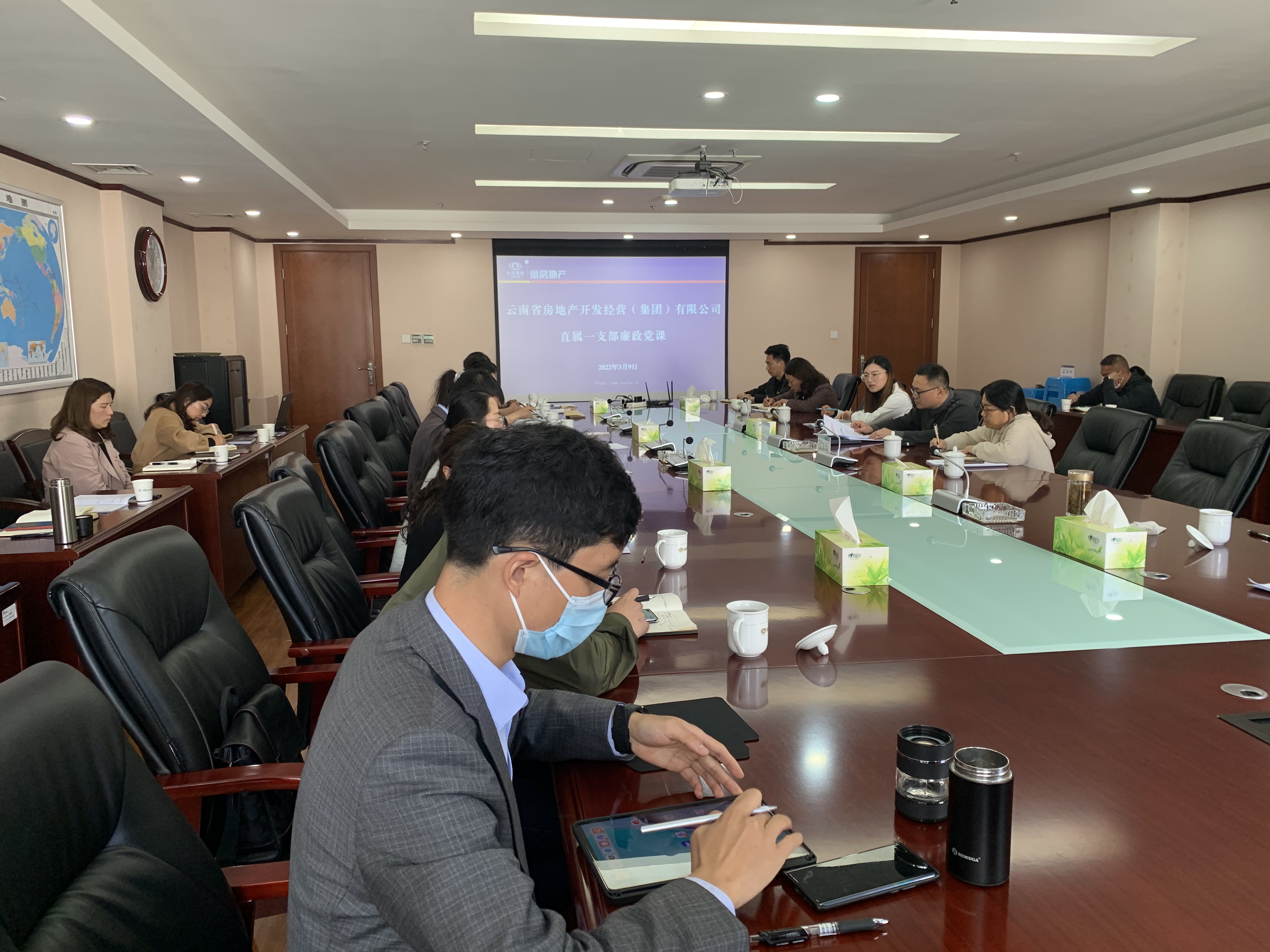 王桂猛為直屬一支部黨員講授廉政黨課