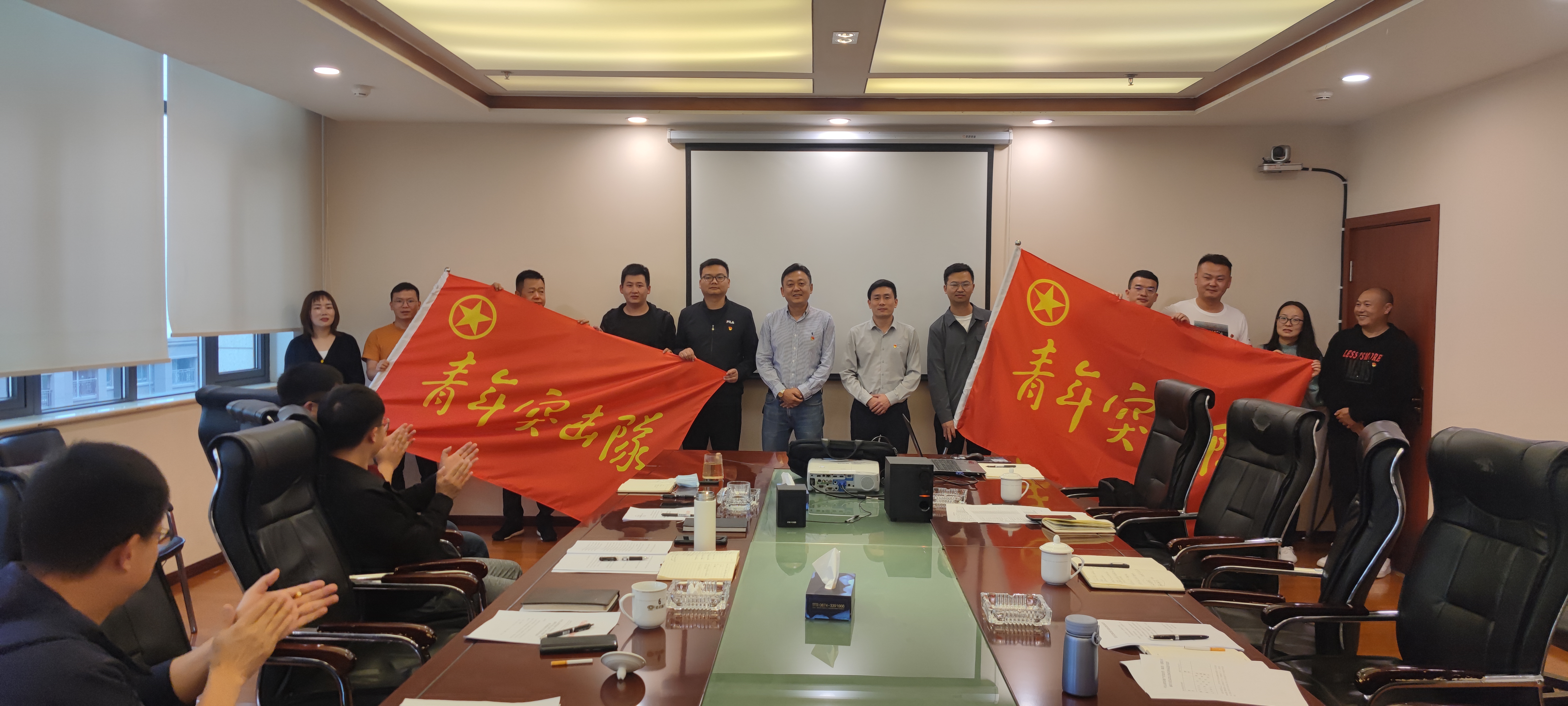 曲靖片區(qū)成立青年突擊隊并舉行授旗儀式