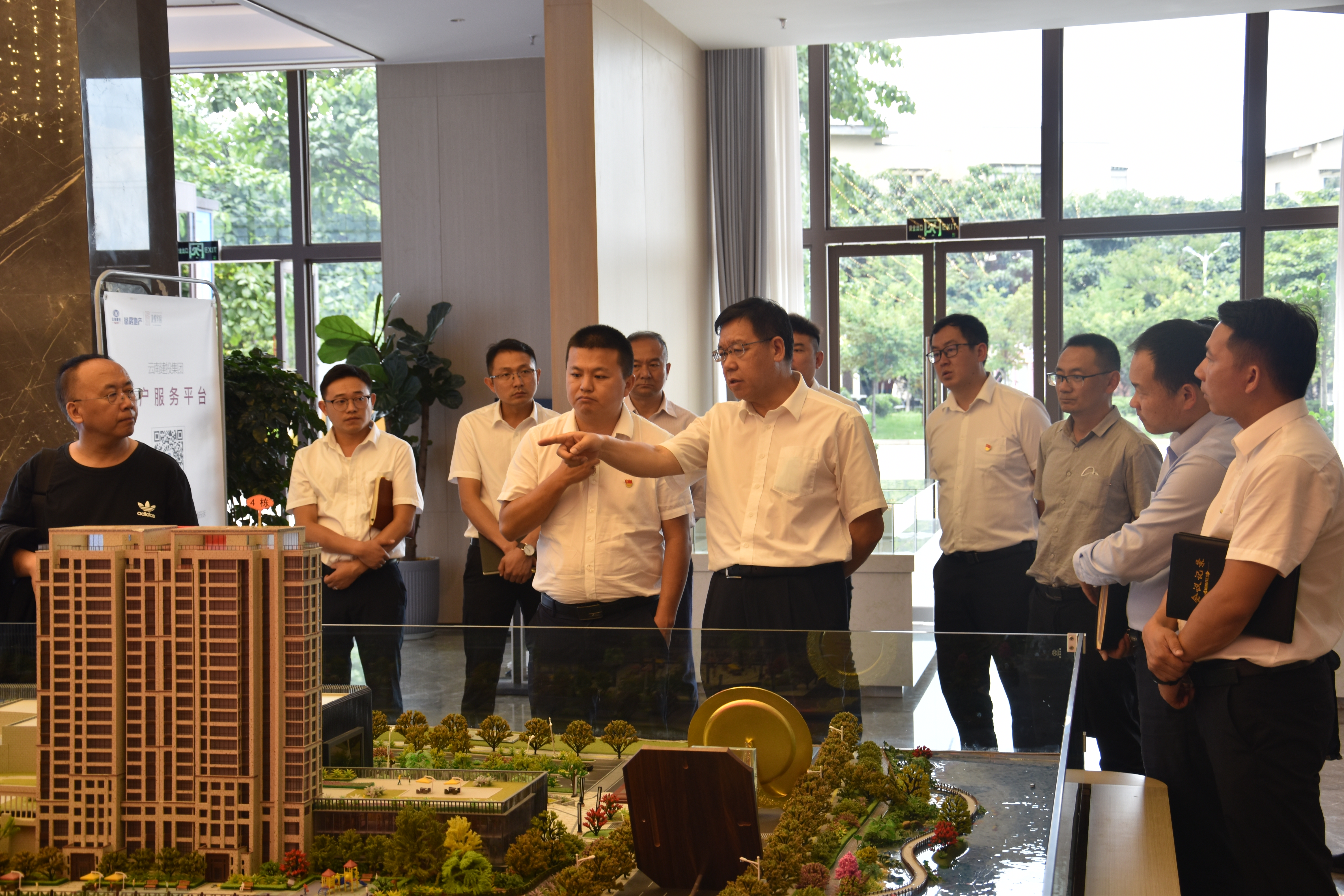 陳文雙到龍悅?cè)A府項(xiàng)目調(diào)研