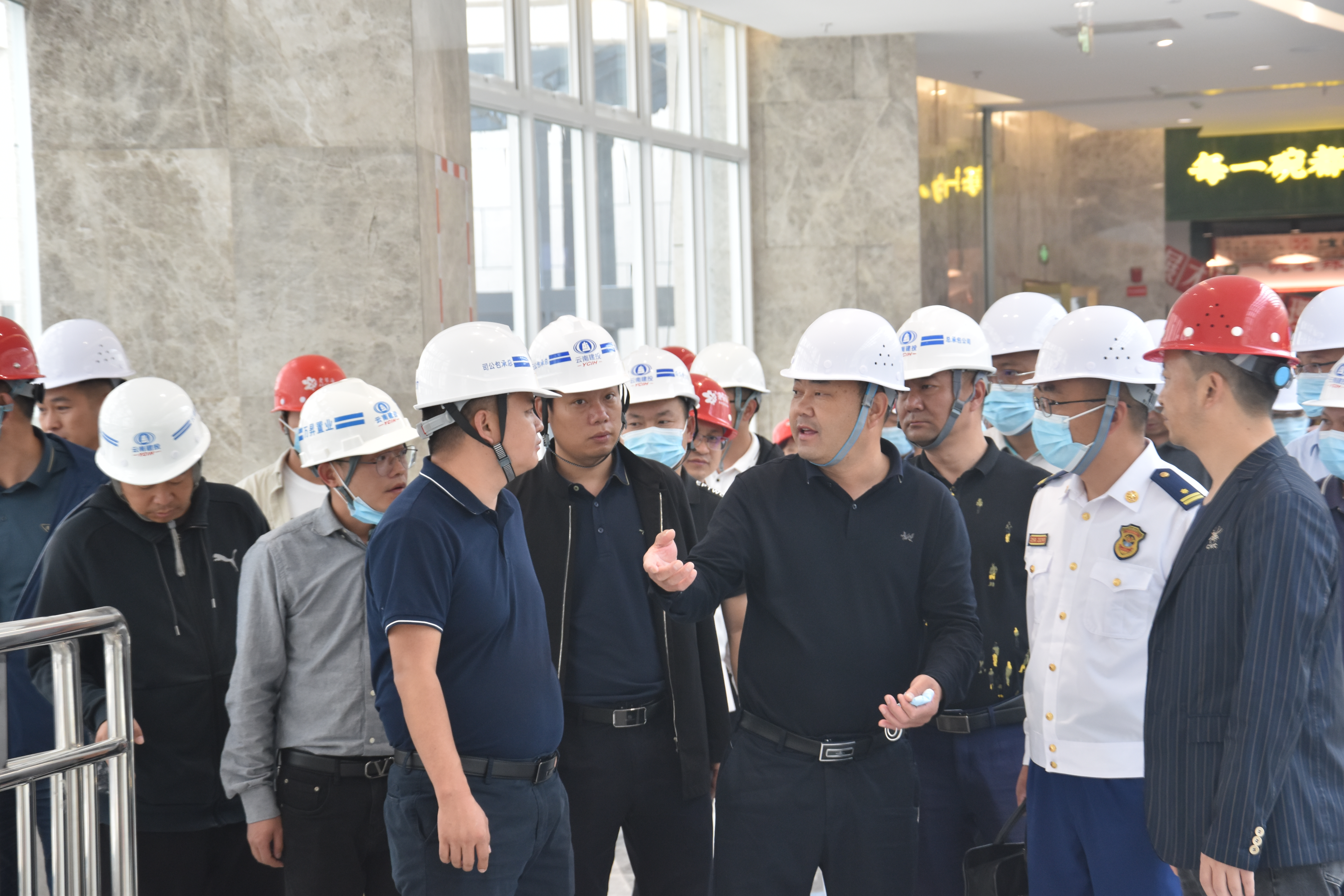 大理市委副書記、市長王劍調(diào)研龍悅?cè)A府愛琴海購物公園