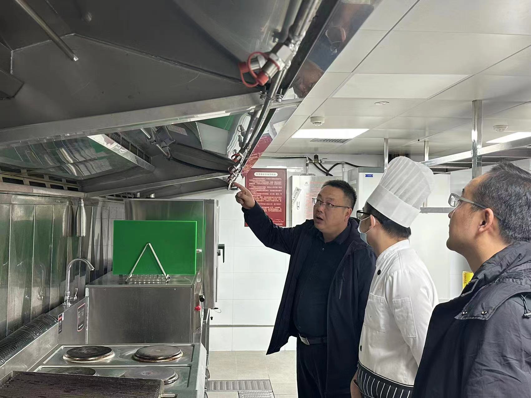 趙慶龍到元江棲霞山花園酒店開展節(jié)前安全檢查