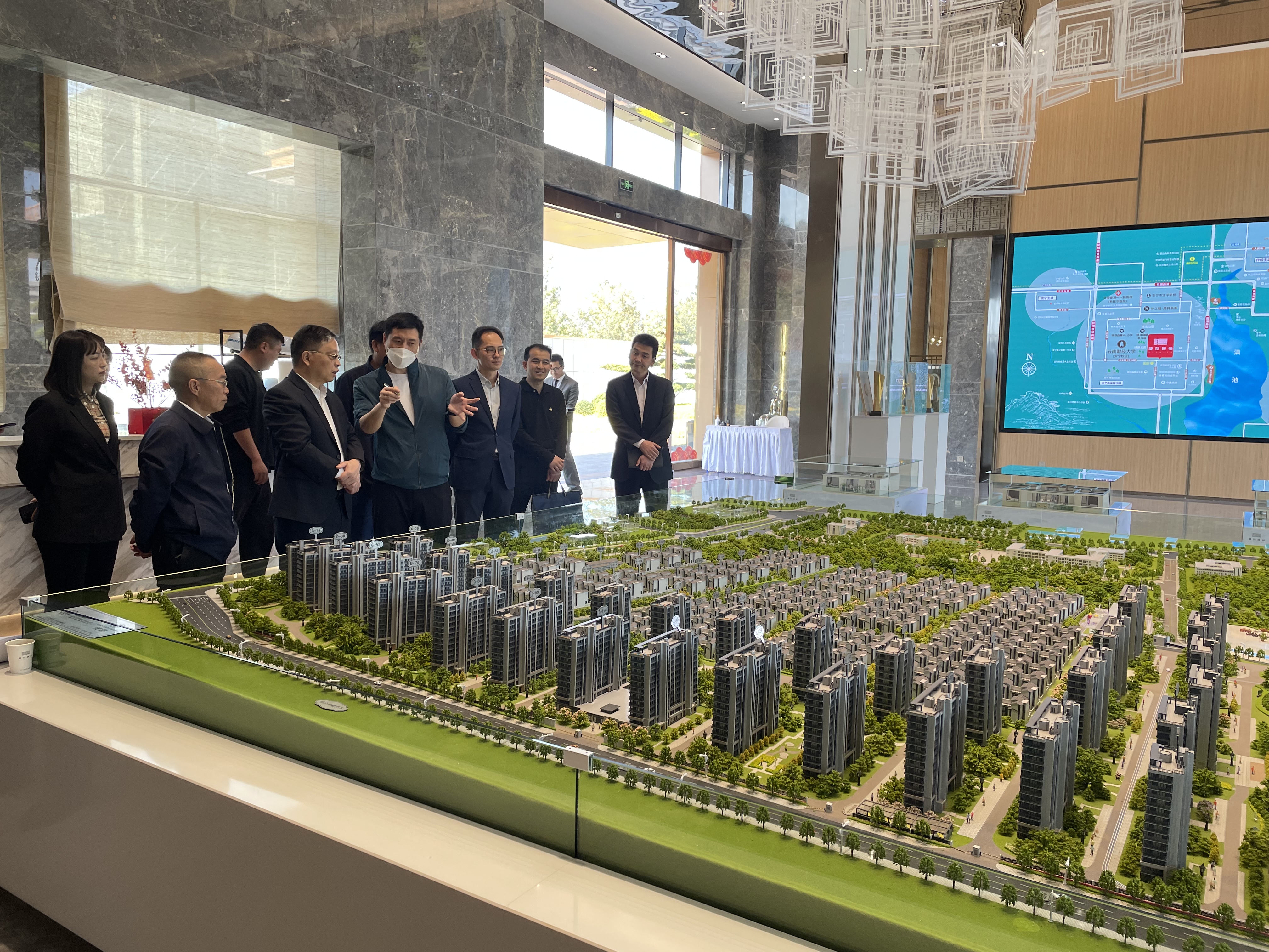 光大銀行昆明分行副行長劉宏帶隊(duì)到建投璞御項(xiàng)目調(diào)研