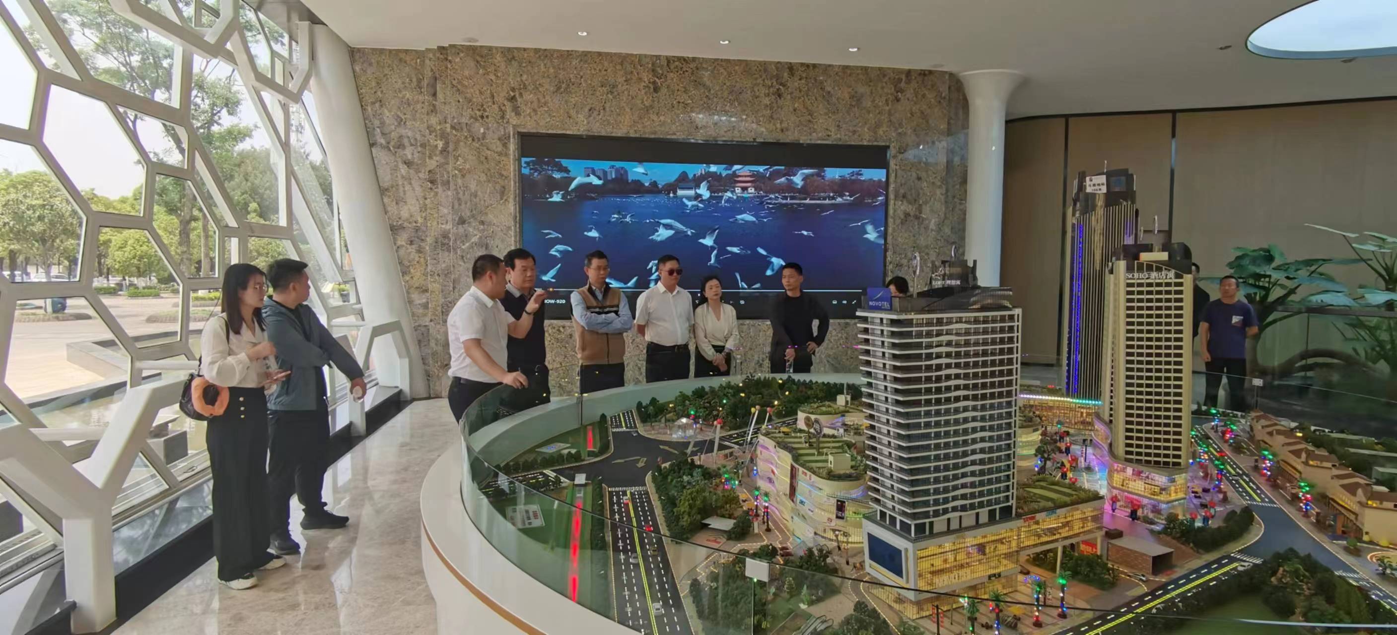 呈貢區(qū)政府、深業(yè)集團(tuán)有限公司、中國農(nóng)民企業(yè)家聯(lián)誼會總會到滇SHOW項目考察交流