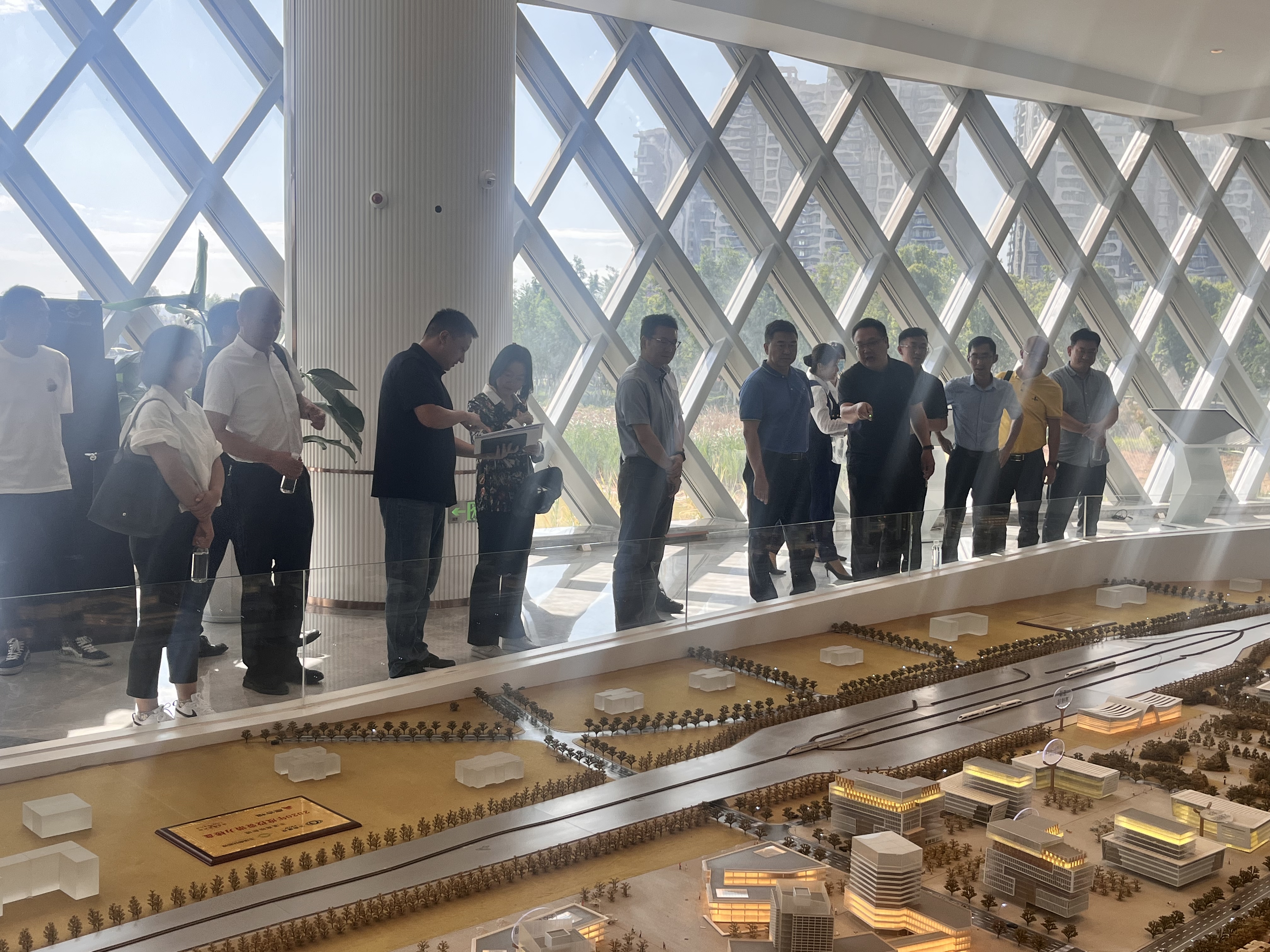 玉溪市副市長(zhǎng)龍正涌率隊(duì)到玉溪高鐵新城項(xiàng)目調(diào)研