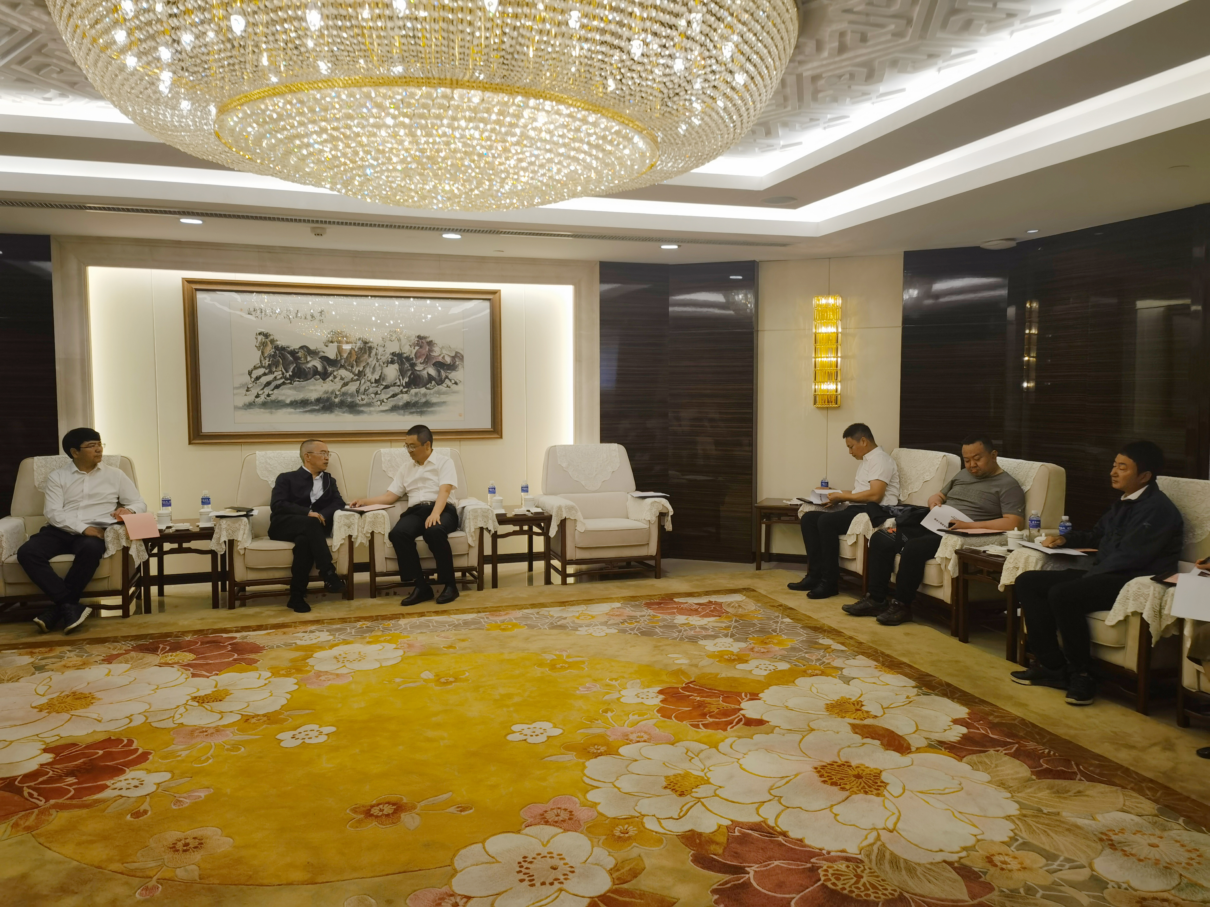 公司與昆明市西山區(qū)政府交流座談