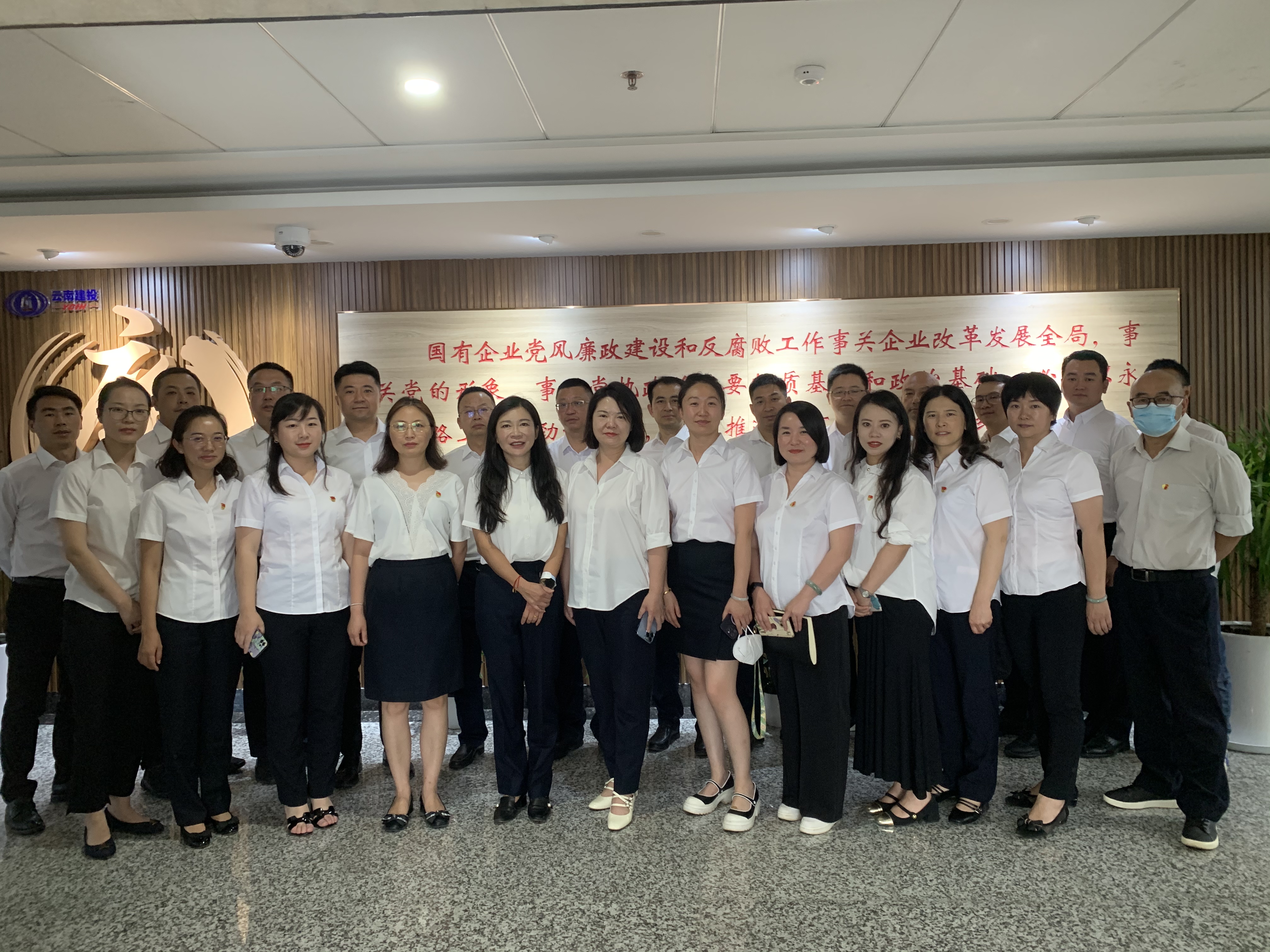 公司組織領(lǐng)導(dǎo)干部參觀集團(tuán)廉潔警示教育基地