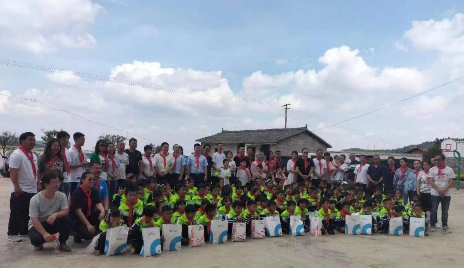 集團(tuán)鄉(xiāng)村振興駐村工作隊(duì)開展“六一”慰問活動