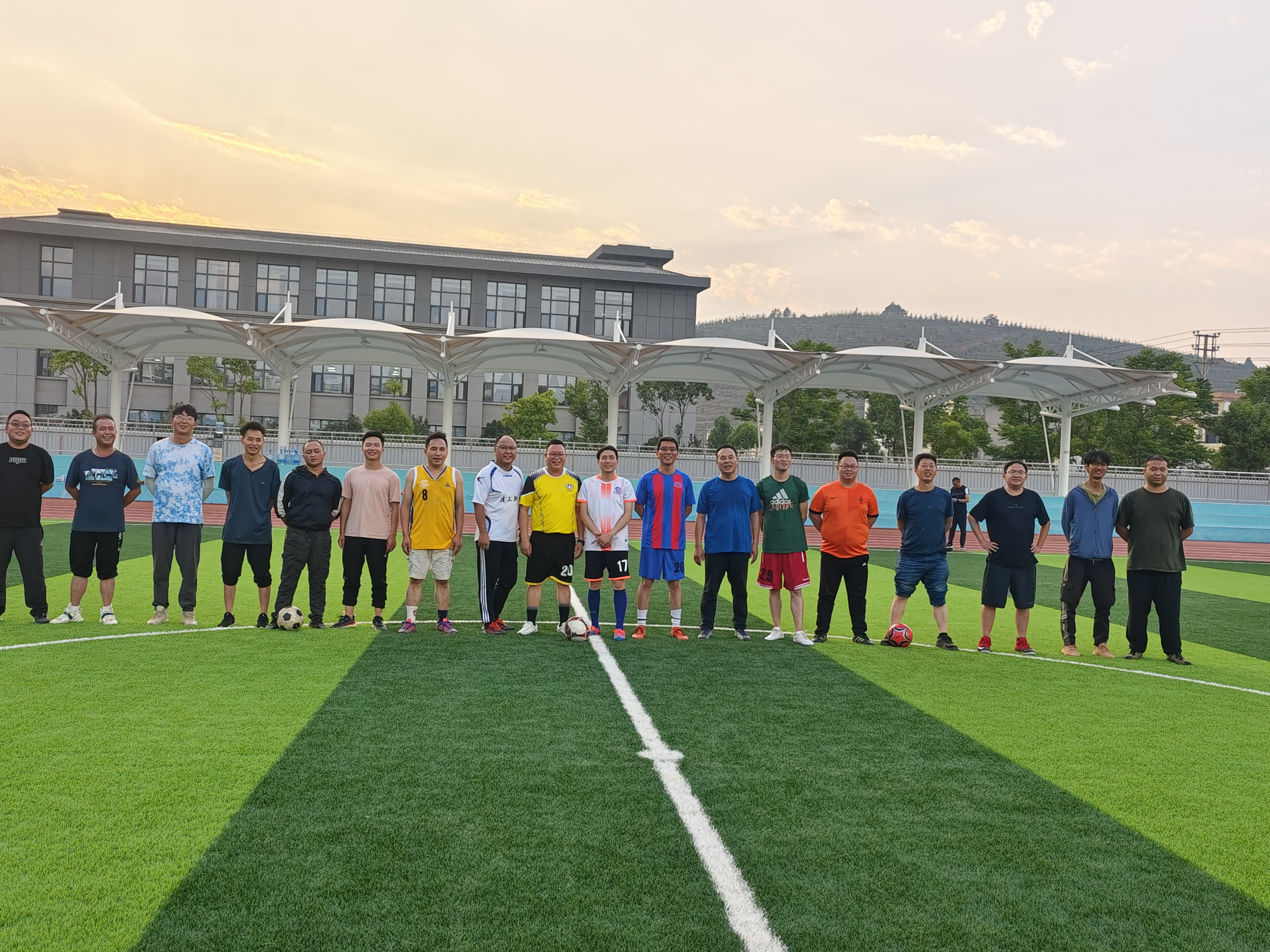 建工地產(chǎn)與十公司市政路橋第一直管部開展足球友誼賽