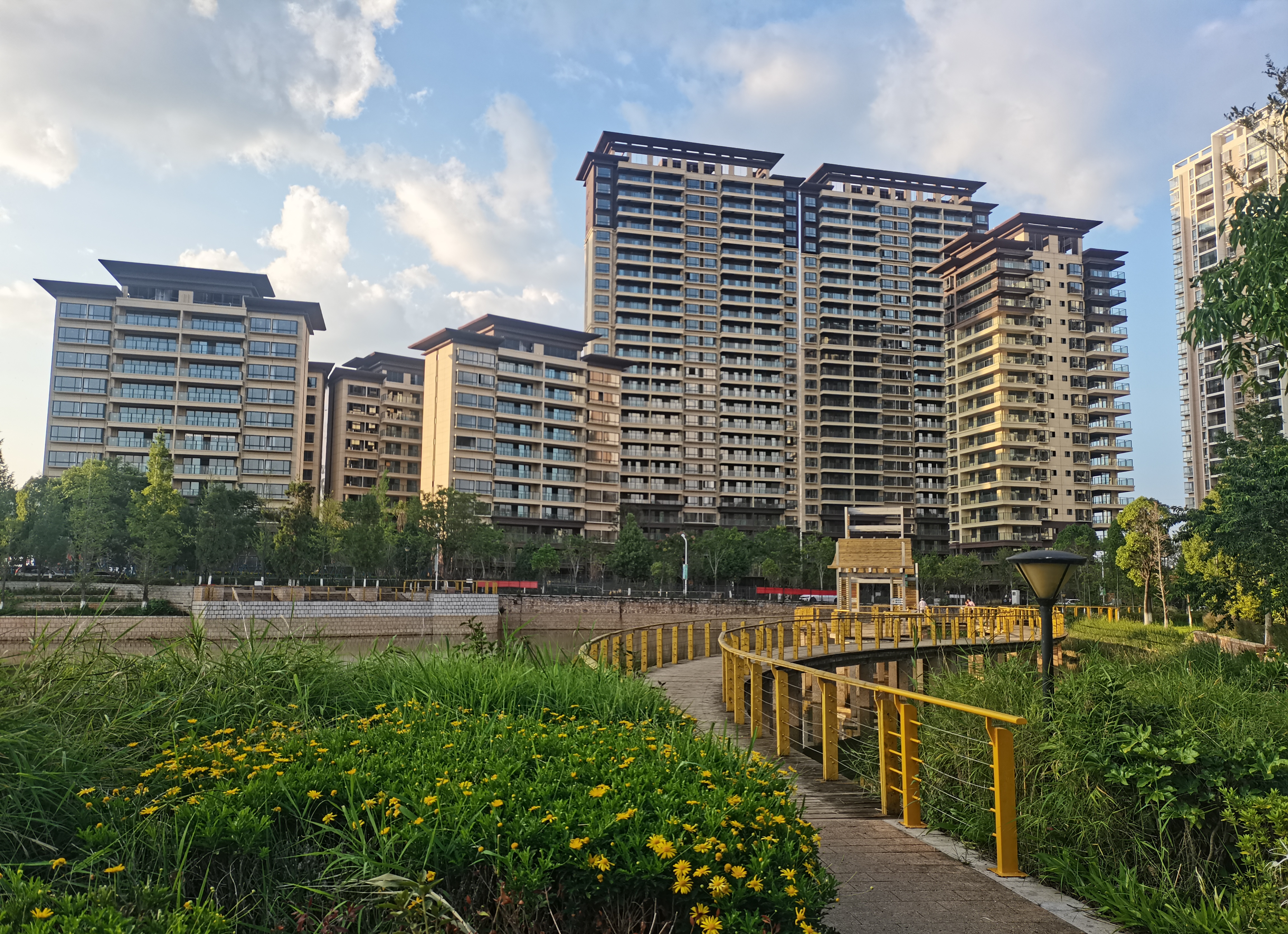 和順公司安居和苑盛大交付