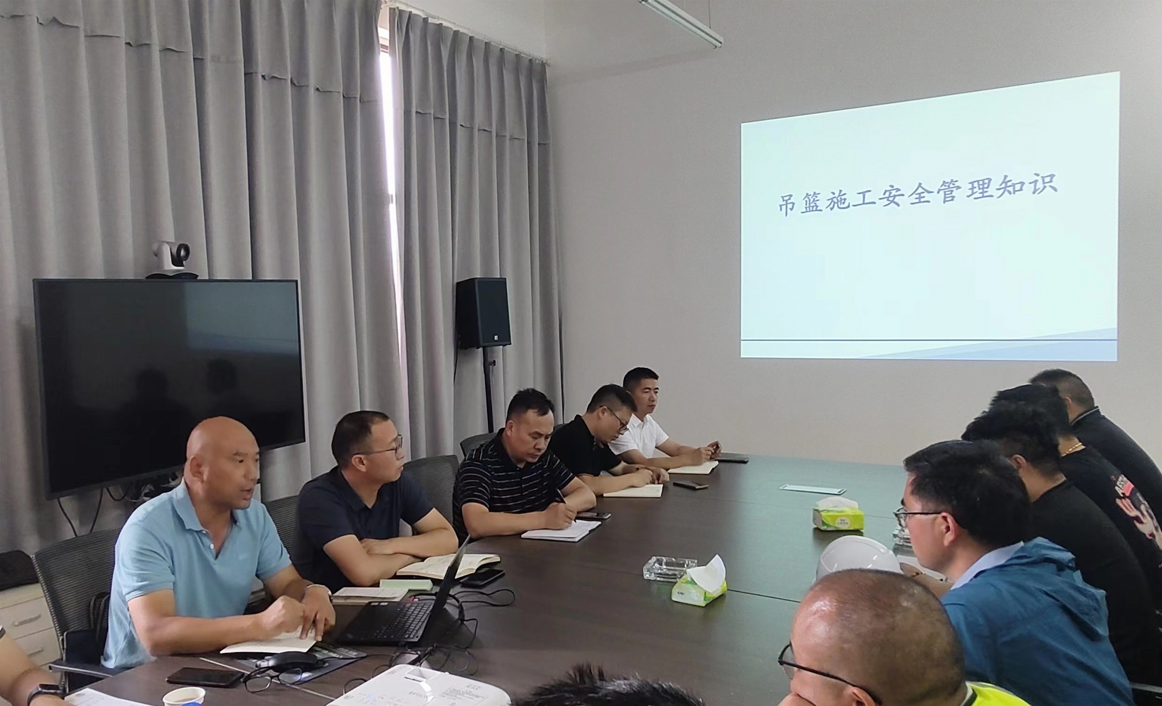 李榮華到興冶廣場(chǎng)項(xiàng)目開展吊籃使用安全規(guī)程培訓(xùn)