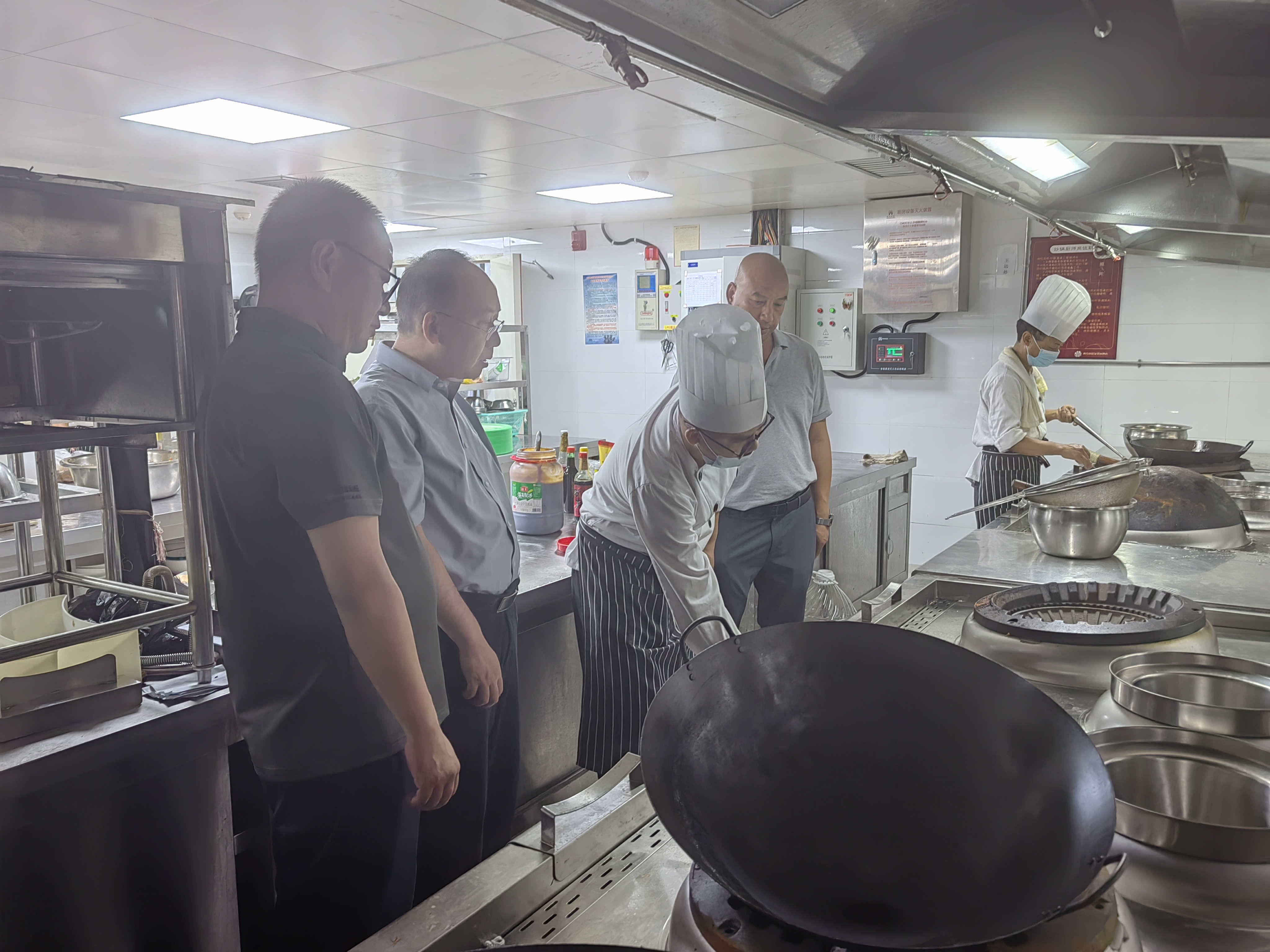 包啟云到元江棲霞山花園酒店檢查安全生產(chǎn)工作