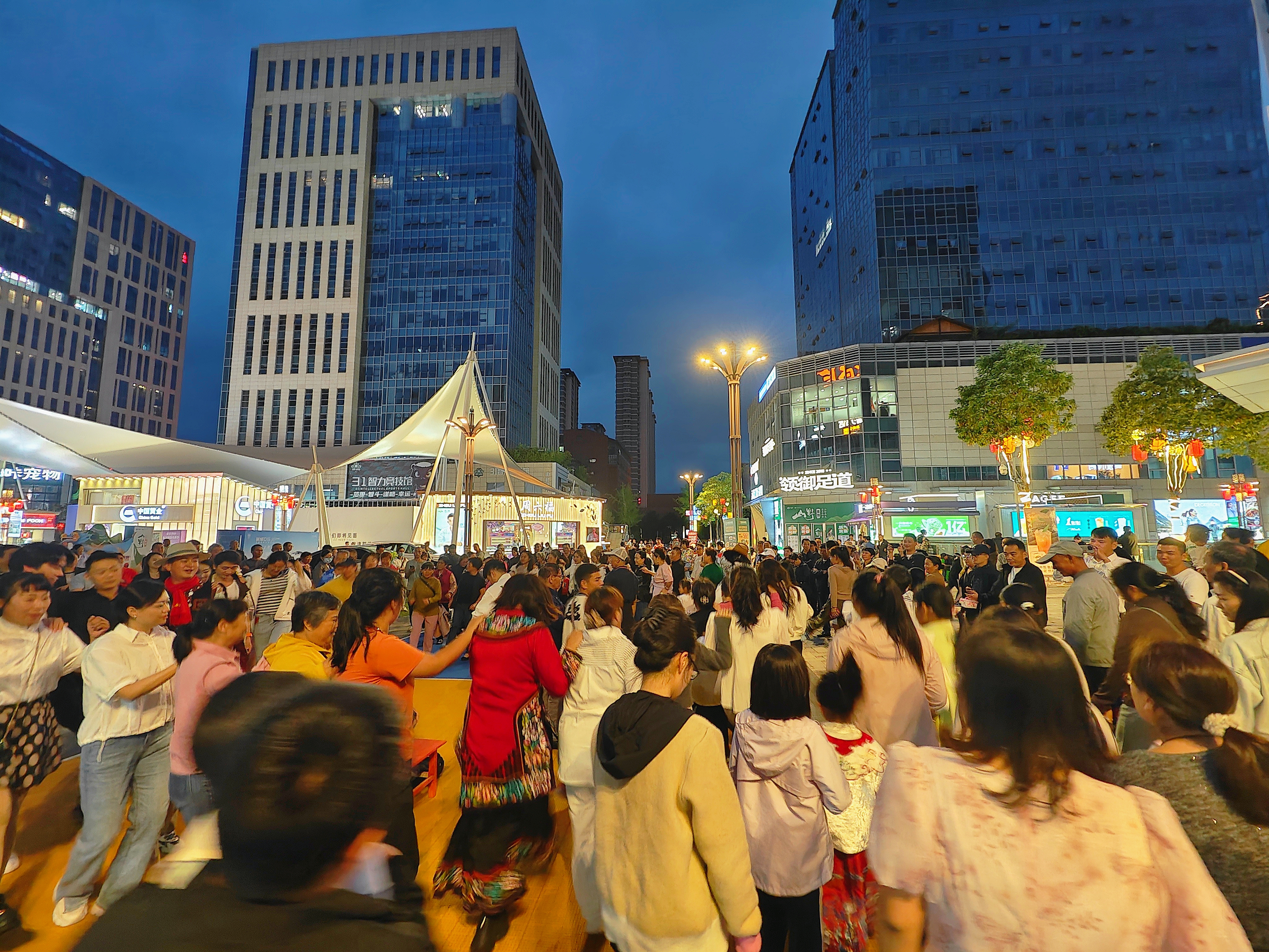 昆明南悅城愛琴海城市廣場(chǎng)開展長(zhǎng)街宴 2.0 “粽”享人生活動(dòng)