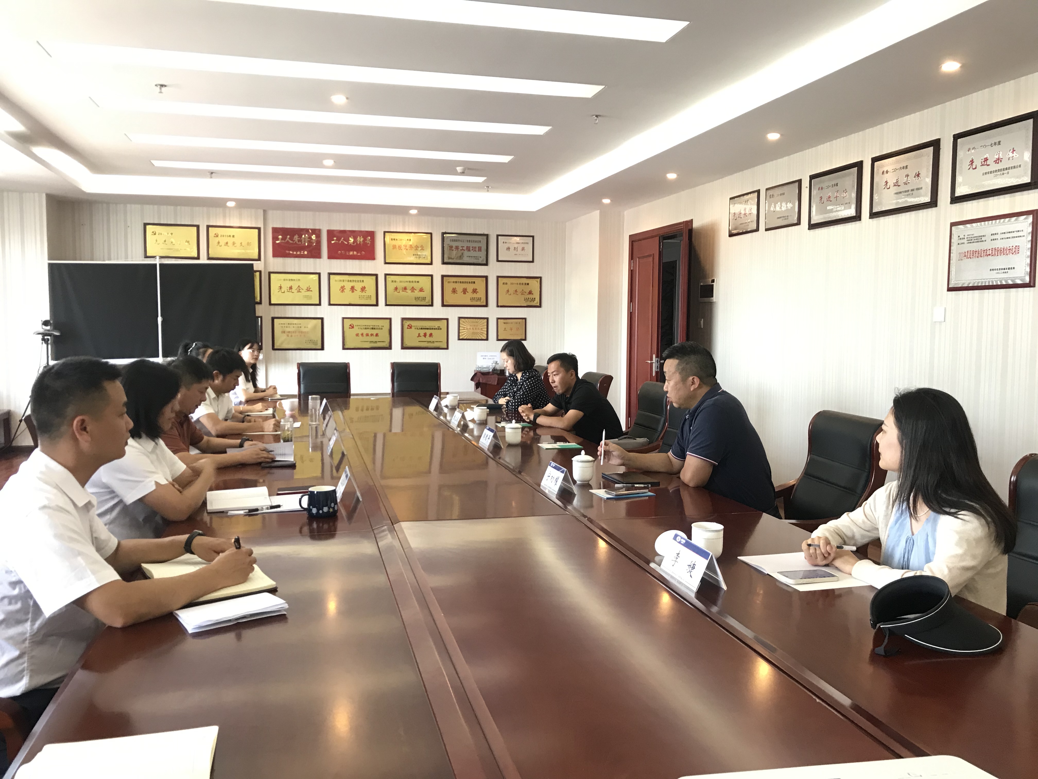 省房物業(yè)公司與呈貢區(qū)龍城街道辦事處交流座談