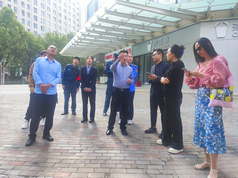 經(jīng)開區(qū)市政市容管理辦到建投生活廣場(chǎng)開展商鋪廣告牌安全檢查