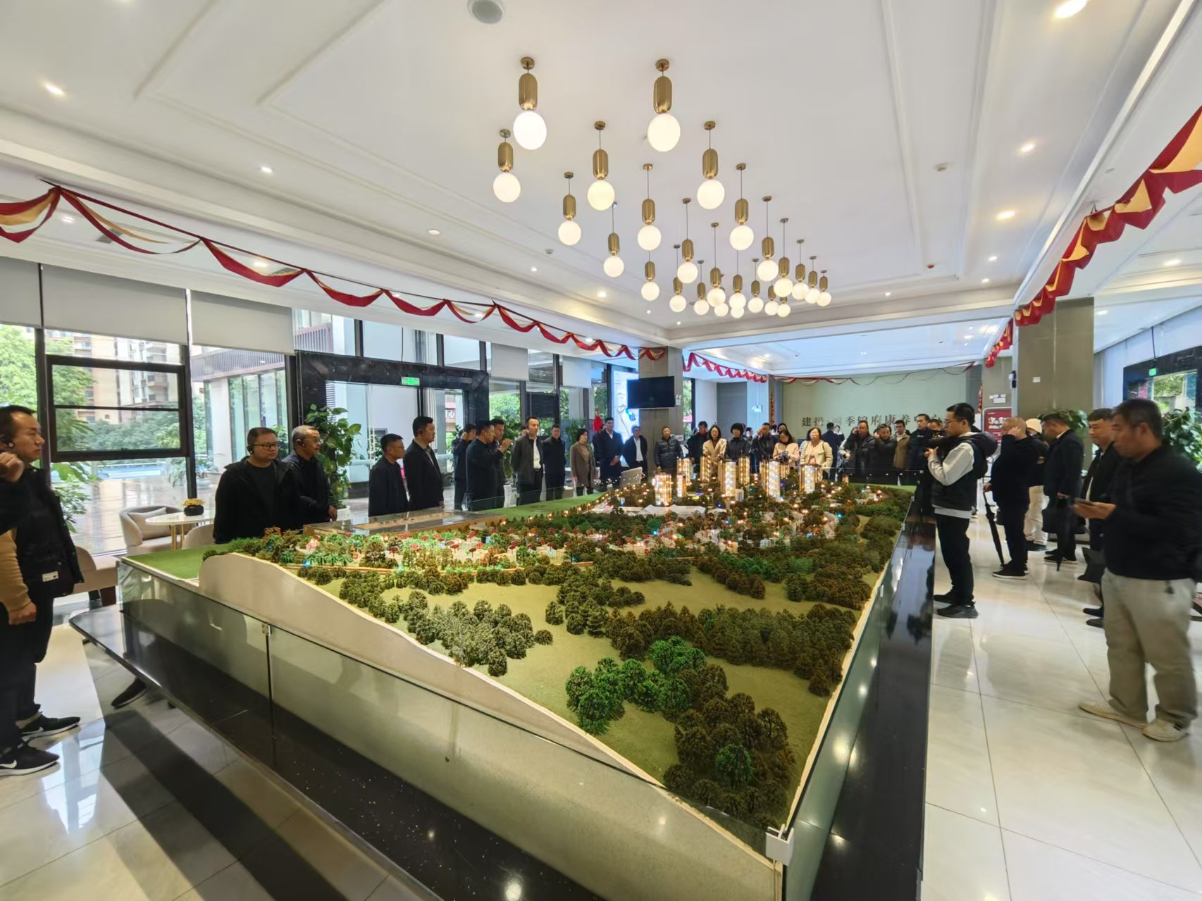 玉溪市委常委、副市長(zhǎng)馮冰到建投·四季錦府項(xiàng)目調(diào)研